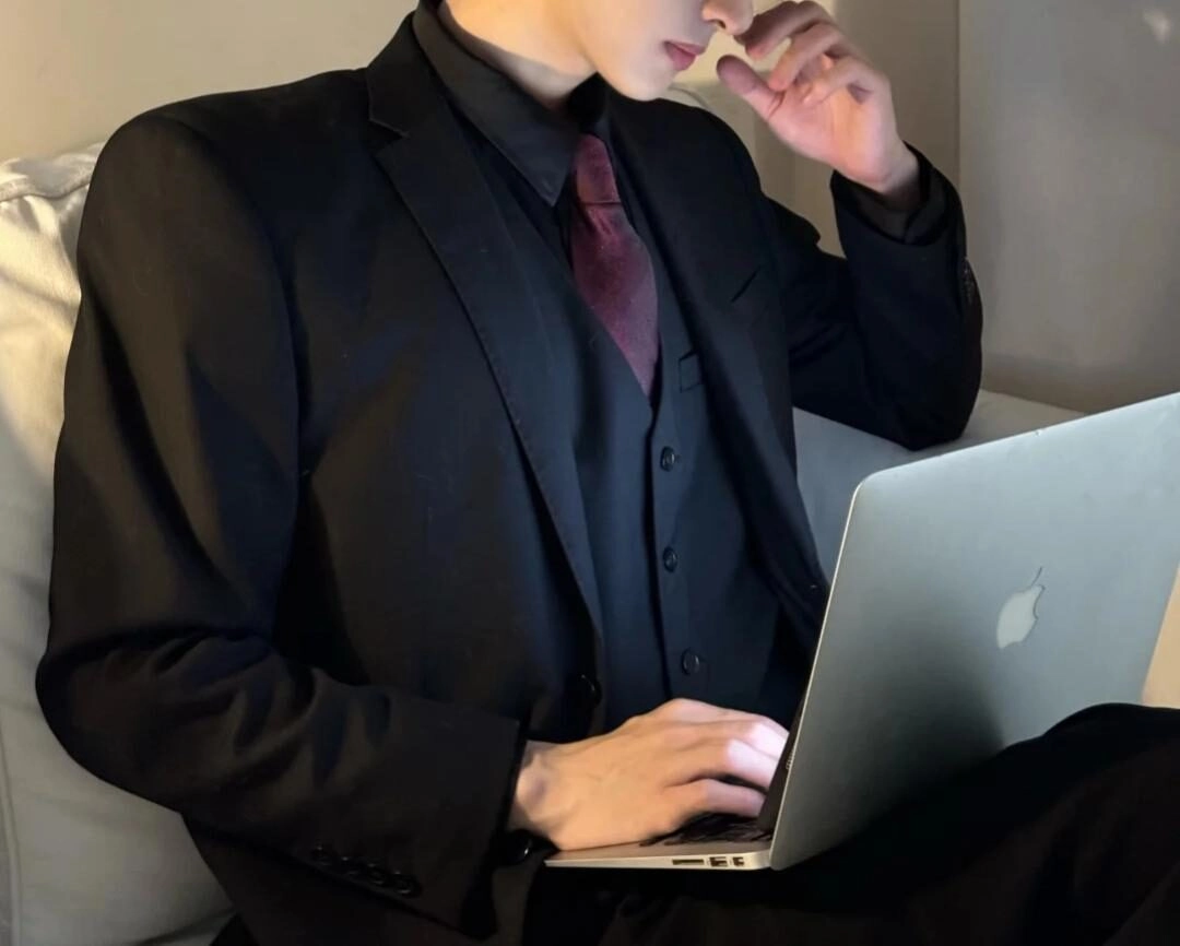 ảnh nam mặc vest che mặt