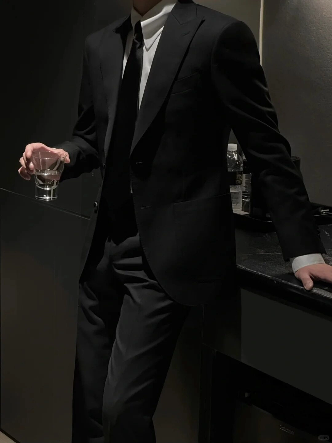 ảnh nam mặc vest che mặt