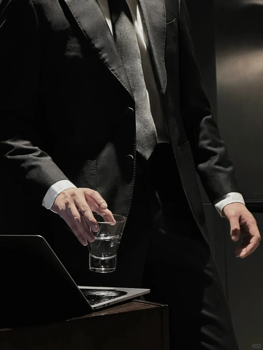 ảnh nam mặc vest che mặt