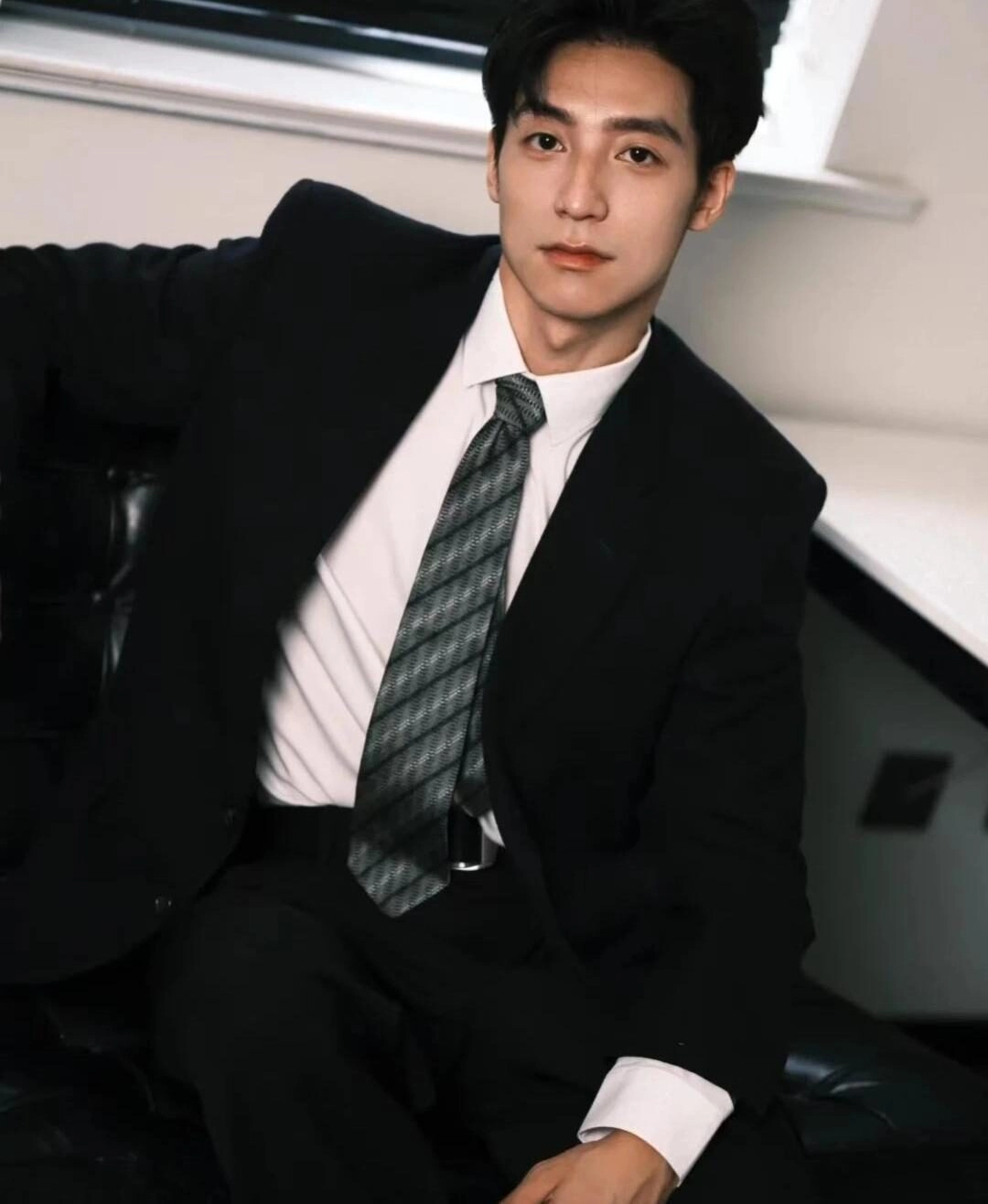 ảnh nam mặc vest ngầu