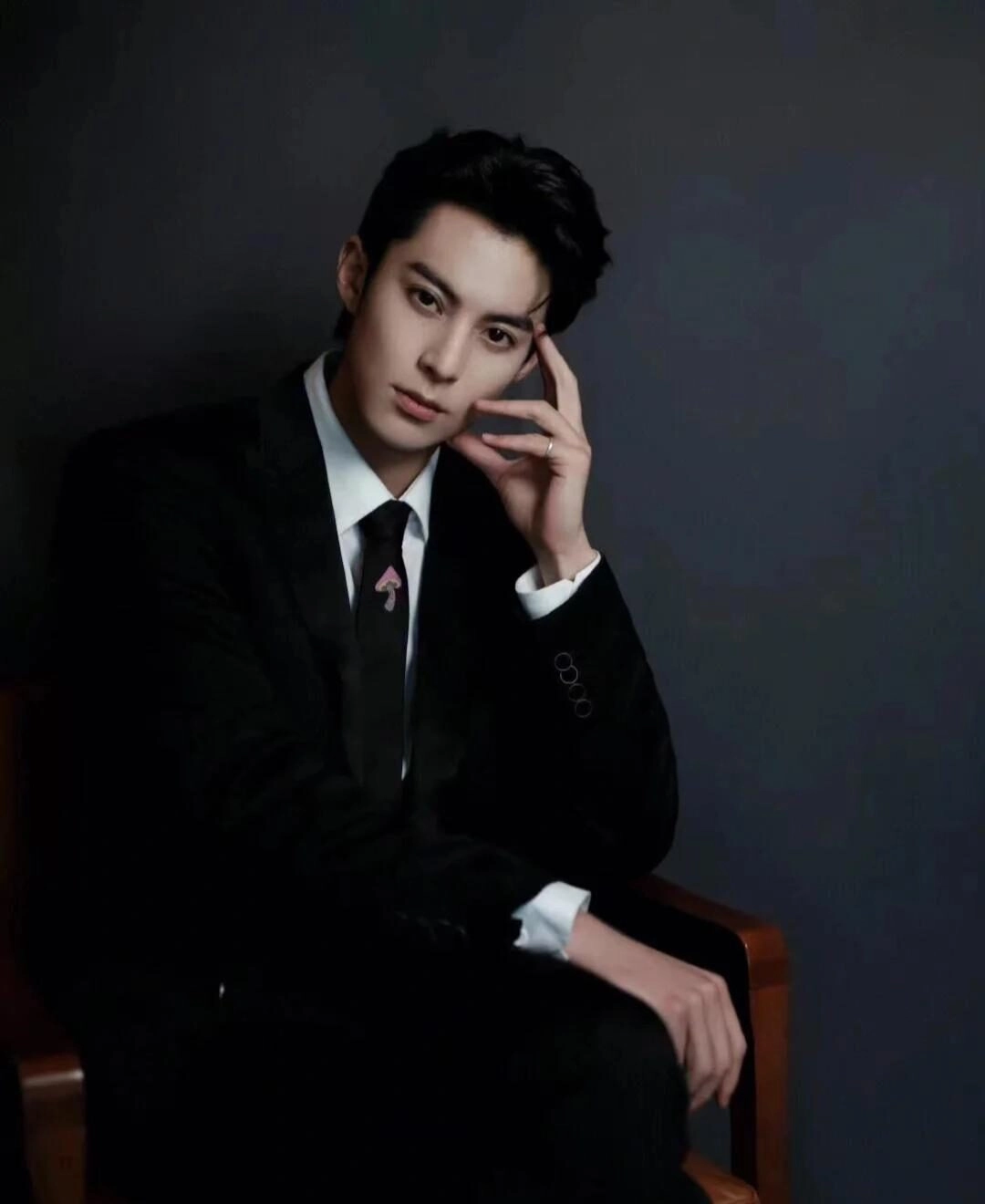 ảnh nam mặc vest ngầu