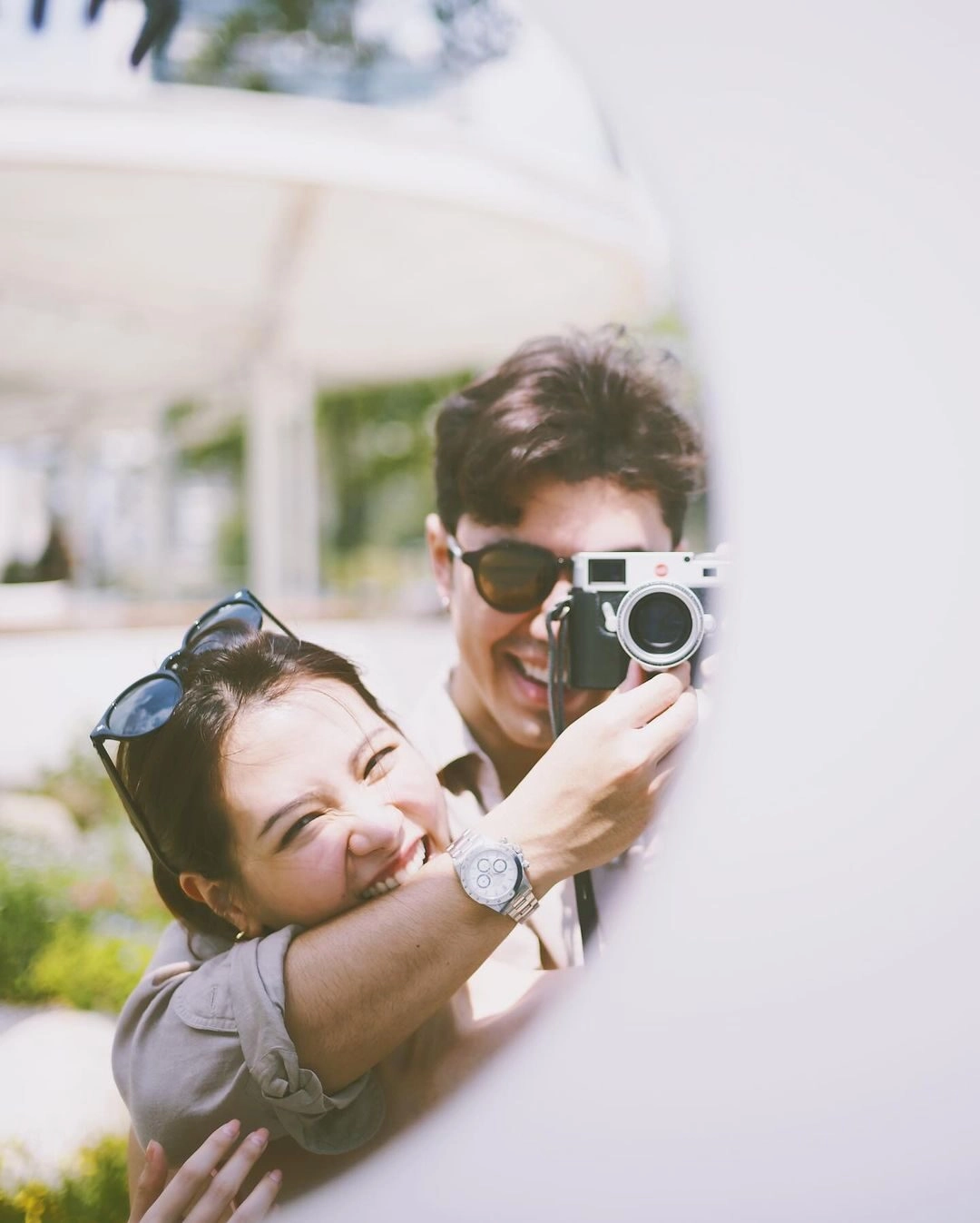 Chụp trước gương luôn được các cặp đôi yêu thích