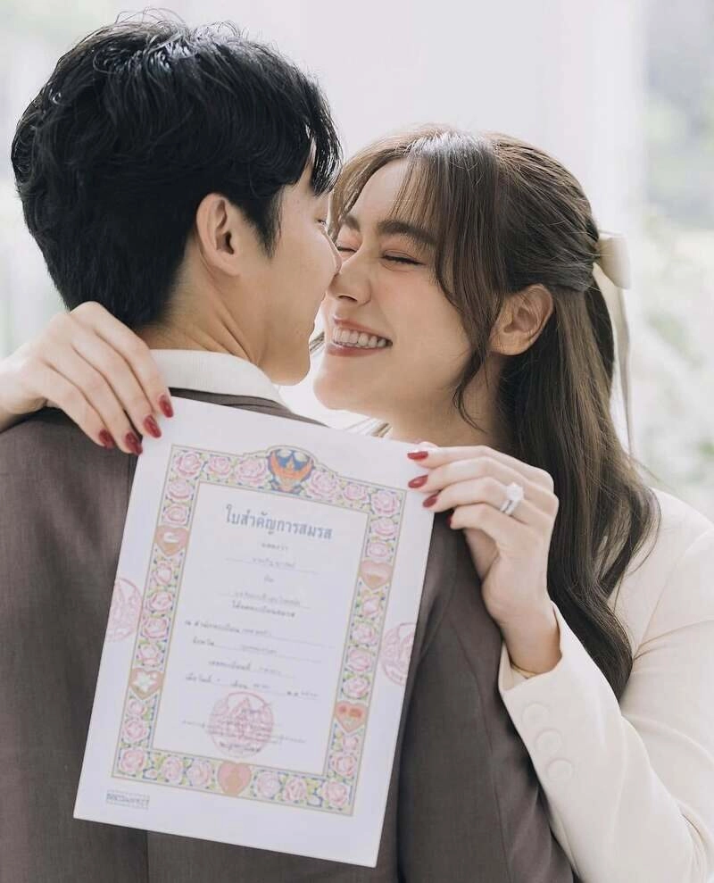 Hình ảnh cọ mũi vào nhau thể hiện tình cảm thân thiết