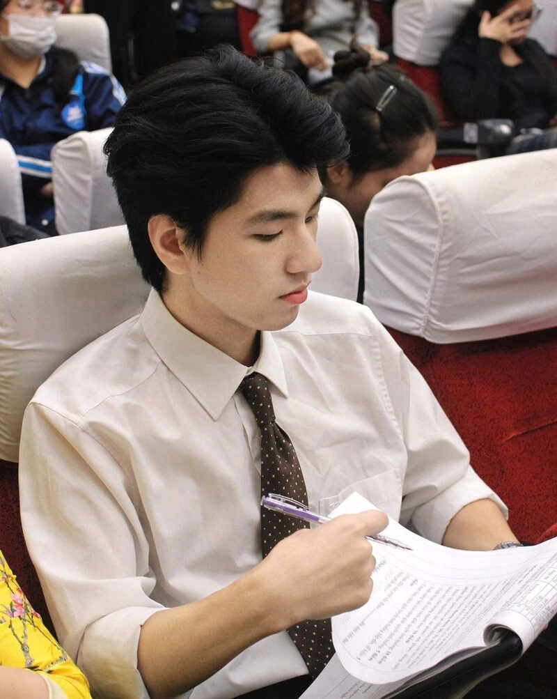 Hình ảnh nam sinh đại học chững chạc