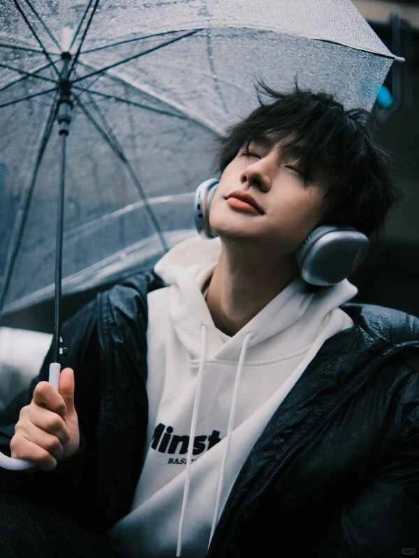 Ảnh trai đẹp đeo tai nghe