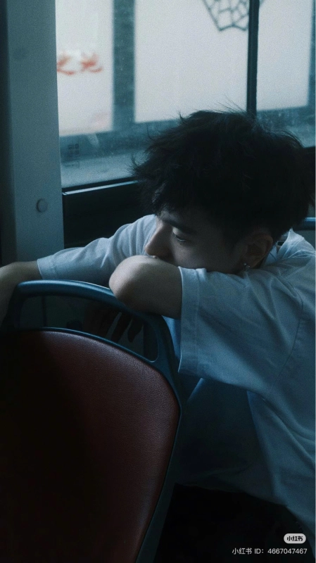 trai đẹp ngồi trên xe khách buồn