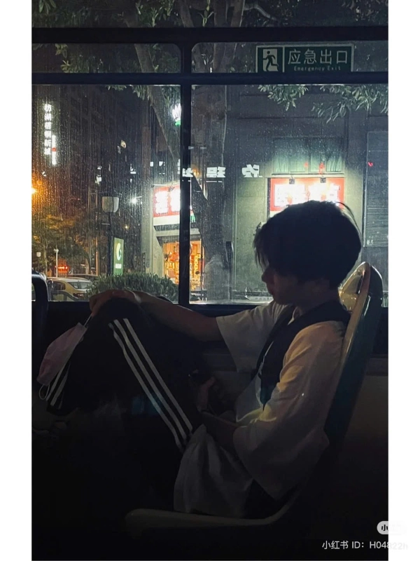 trai đẹp ngồi trên xe khách buồn