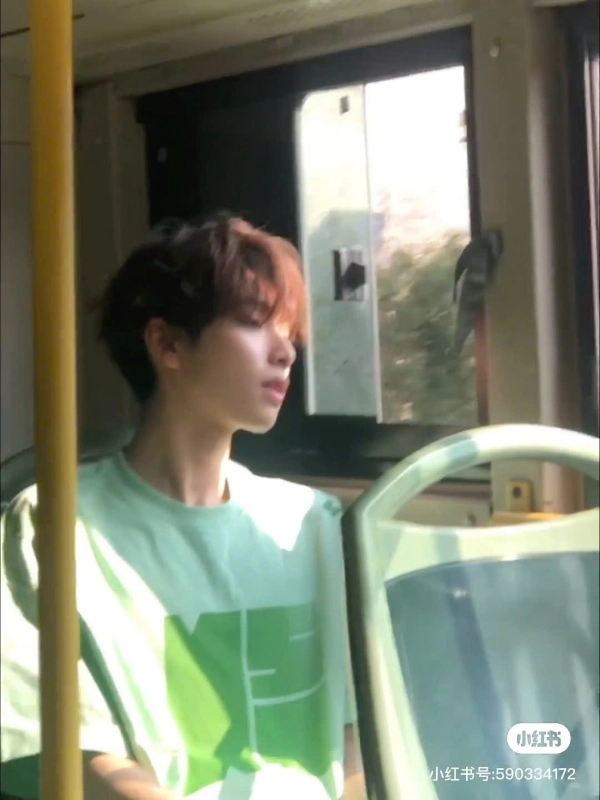 trai đẹp ngồi trên xe khách buồn