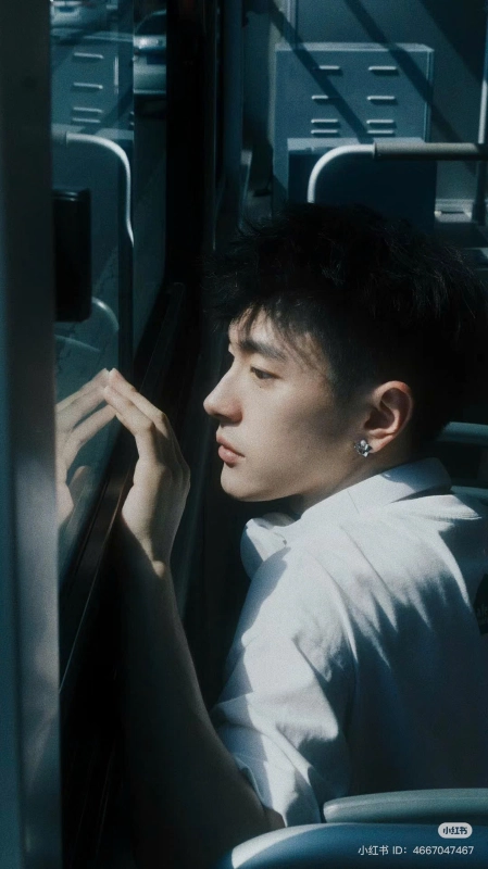 trai đẹp ngồi trên xe khách buồn