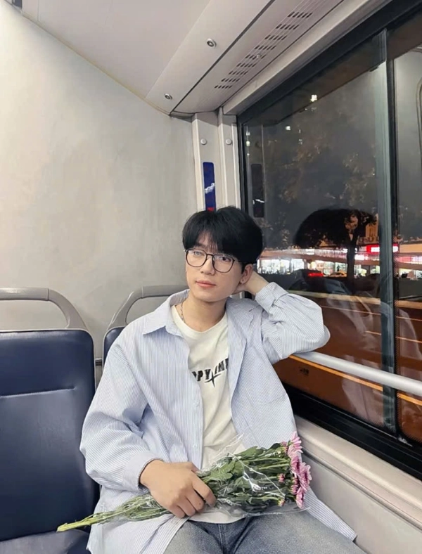 nam ngồi xe khách chill