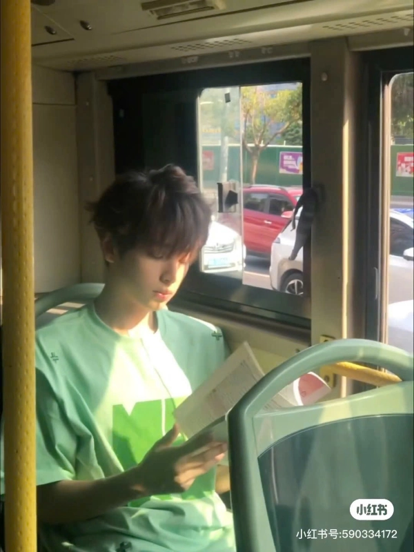 nam ngồi xe khách chill