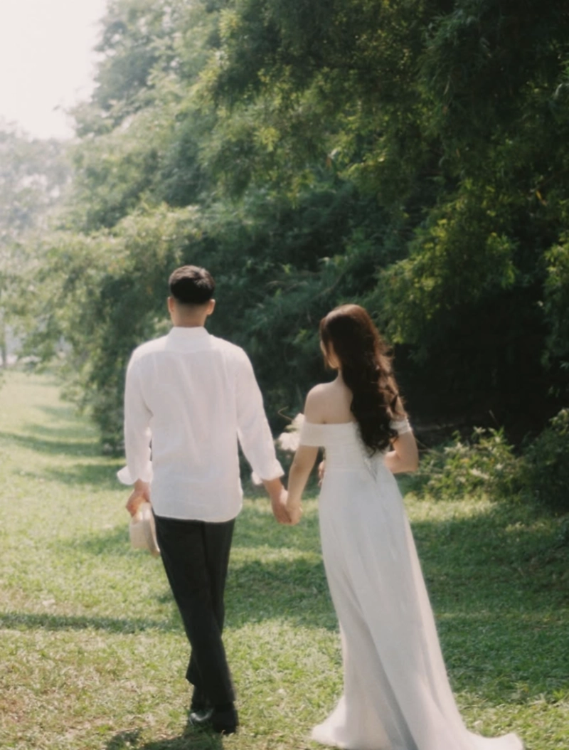 Hình ảnh cô dâu chú rể nắm tay