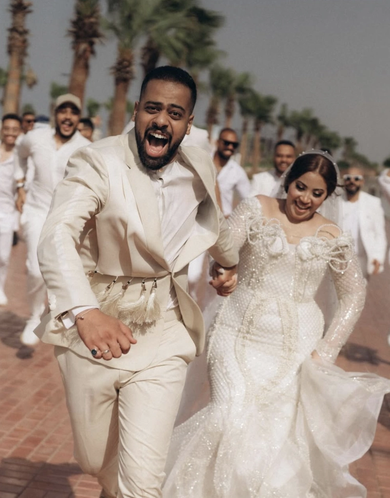 Hình ảnh nắm tay của cô dâu chú rể