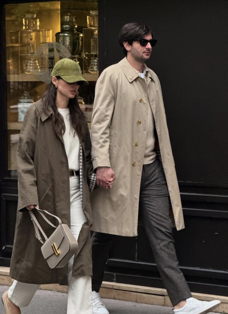 Cặp đôi nắm tay nhau dạo phố