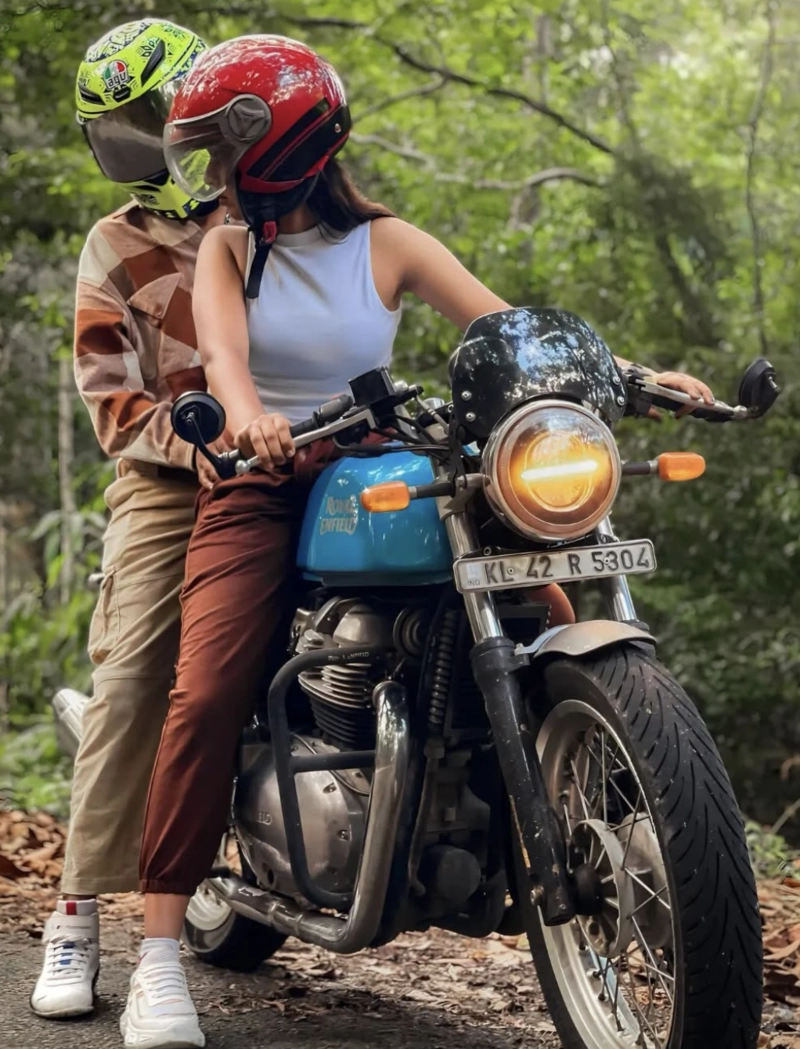 Hình ảnh cặp đôi lái xe cực ngầu