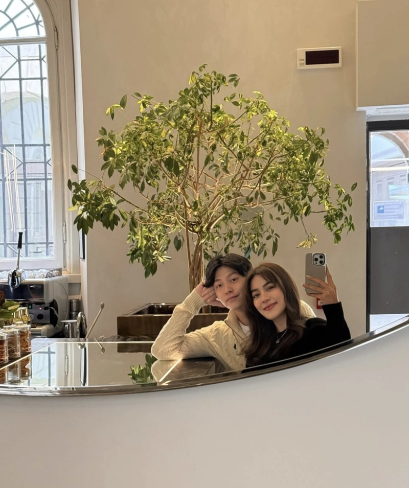 Cặp đôi cùng chụp hình trước gương