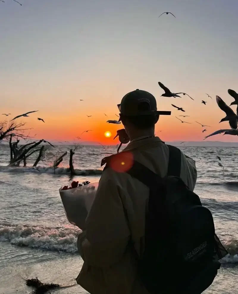 Hình ảnh nam che mặt