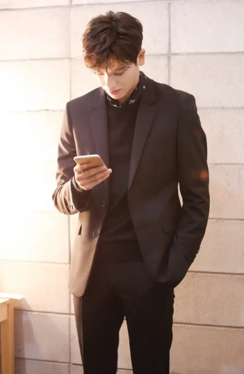 Ảnh nam che mặt ngầu