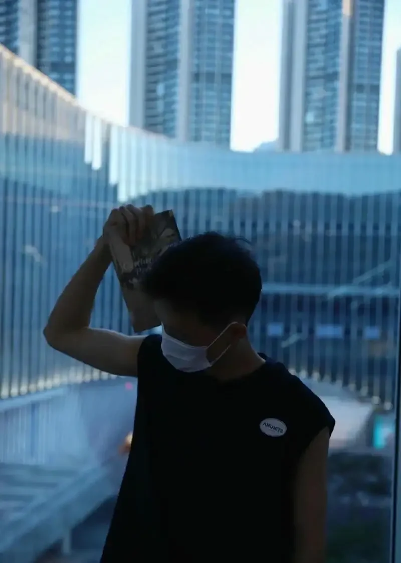 Ảnh trai đẹp che mặt bằng điện thoại