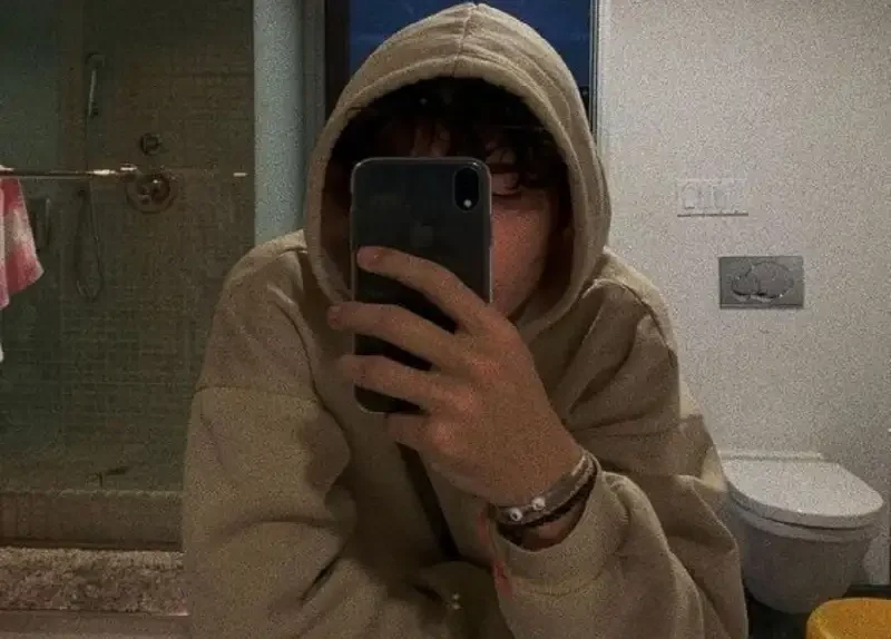 Hình ảnh nam che mặt buồn