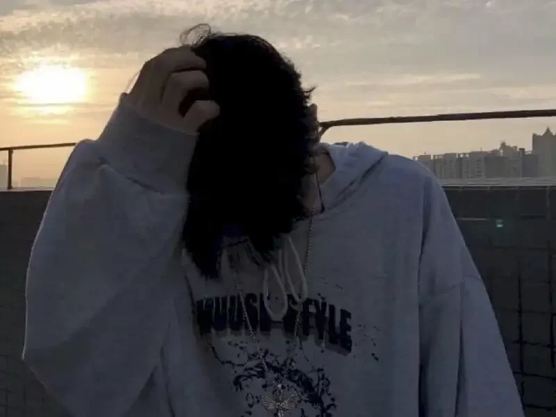 Ảnh nam che mặt quay lưng