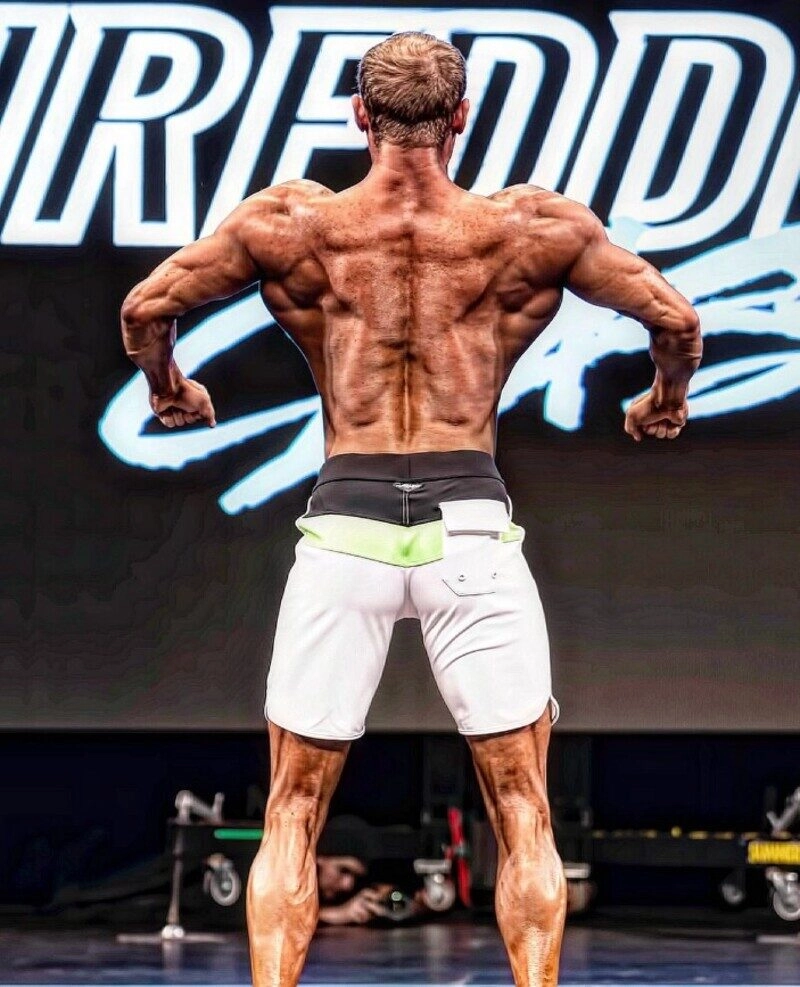 ảnh nam chụp sau lưng chất