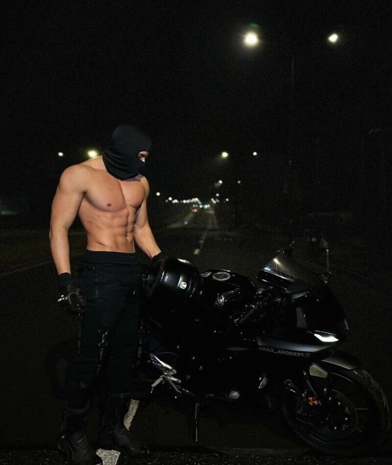 ảnh nam giới che mặt