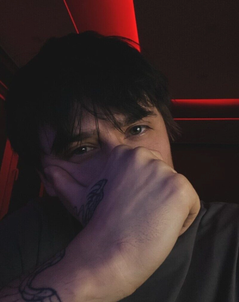 ảnh nam giới che mặt