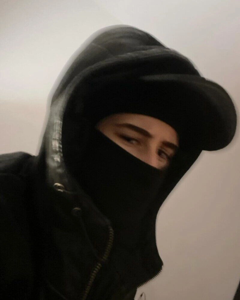 ảnh nam giới che mặt