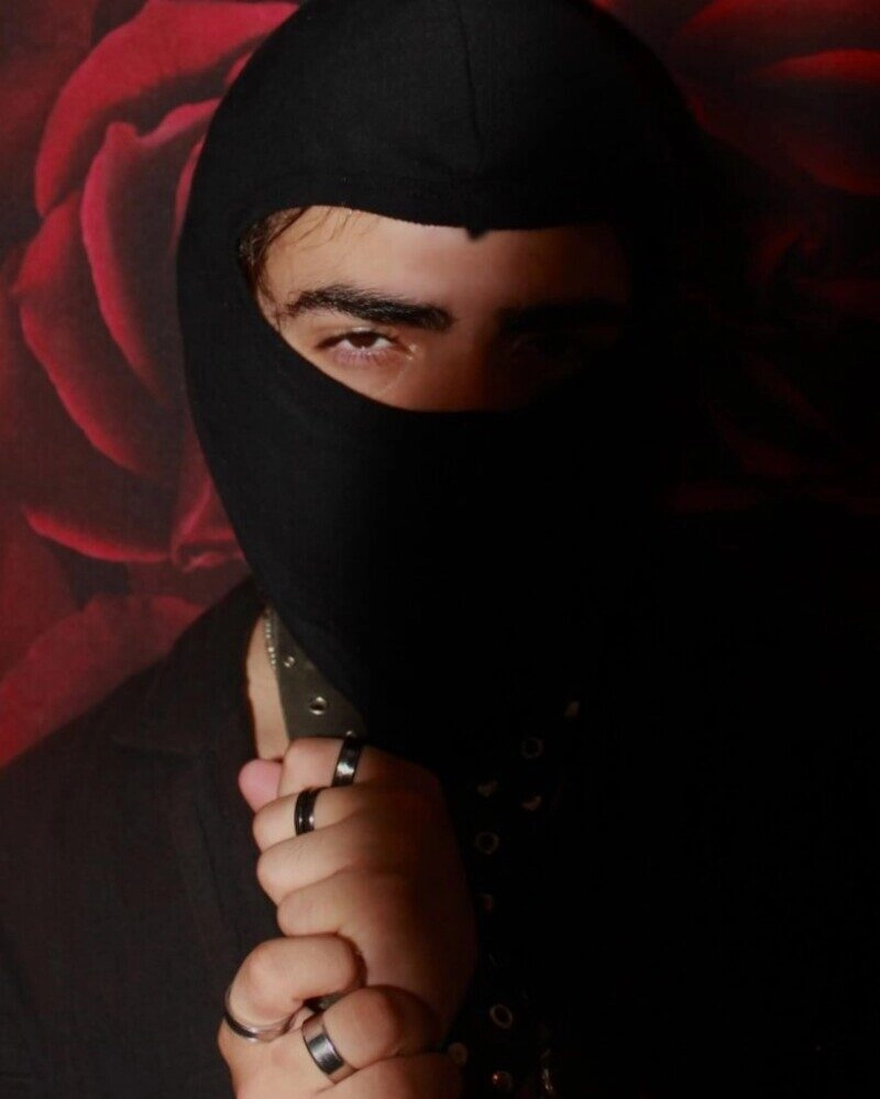 ảnh nam giới che mặt