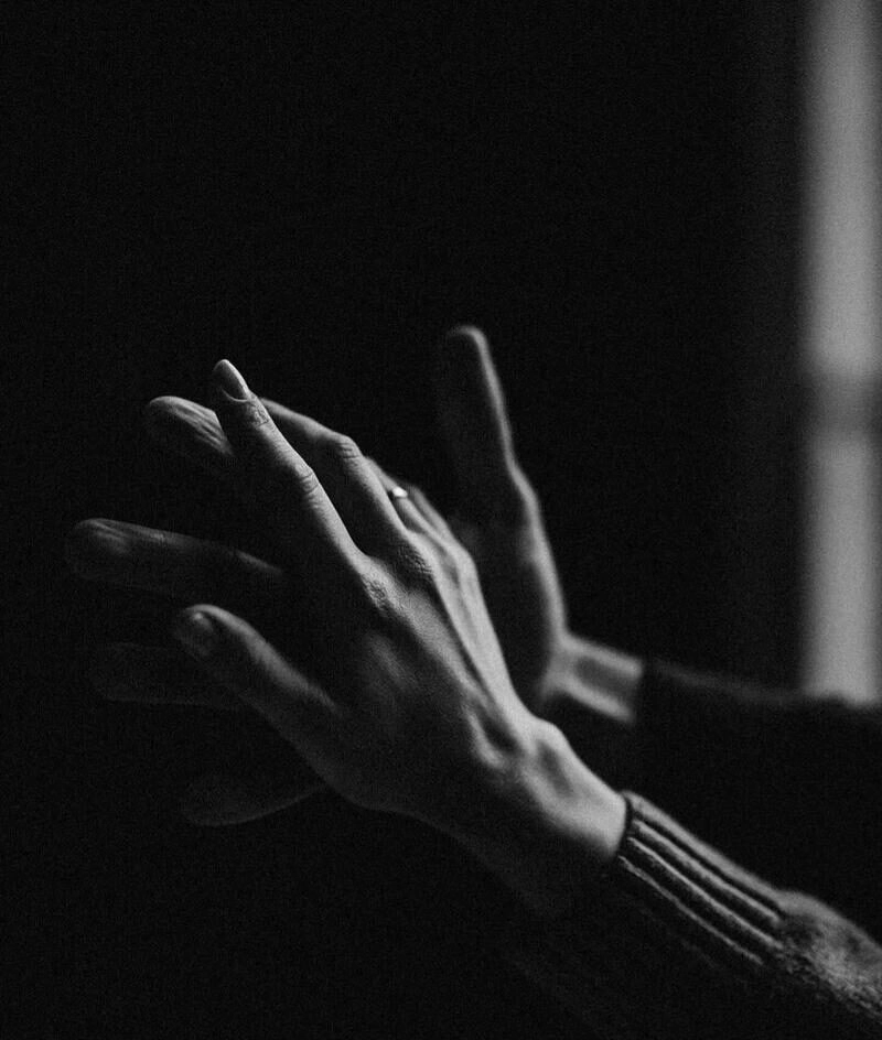 ảnh nắm tay đen trắng, ảnh nắm tay đeo nhẫn