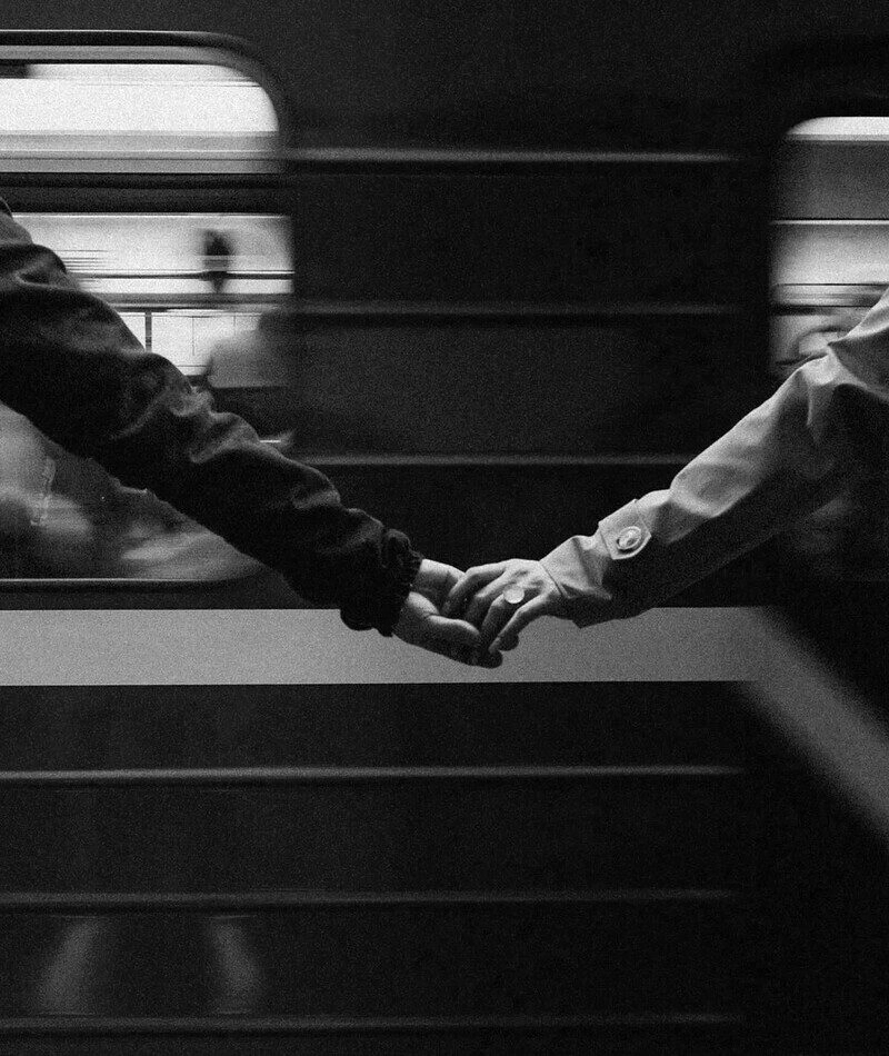 ảnh nắm tay đen trắng, ảnh nắm tay đeo nhẫn