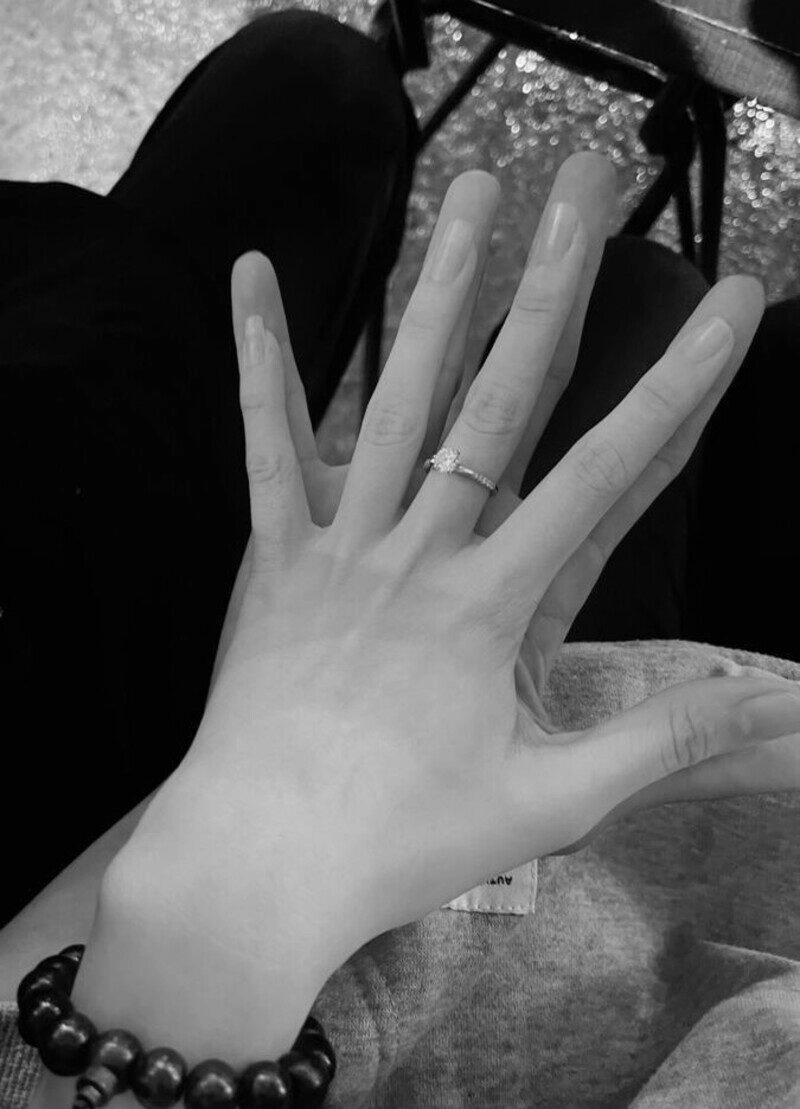 ảnh nắm tay đen trắng, ảnh nắm tay đeo nhẫn