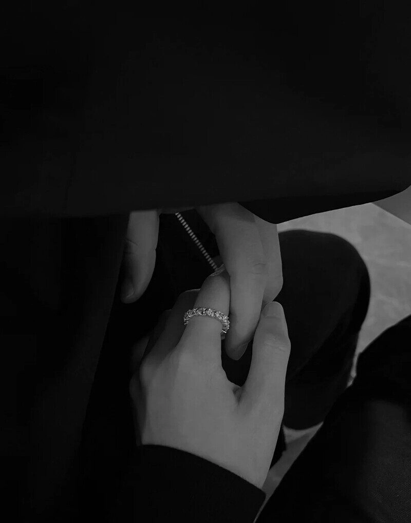 ảnh nắm tay đen trắng, ảnh nắm tay đeo nhẫn