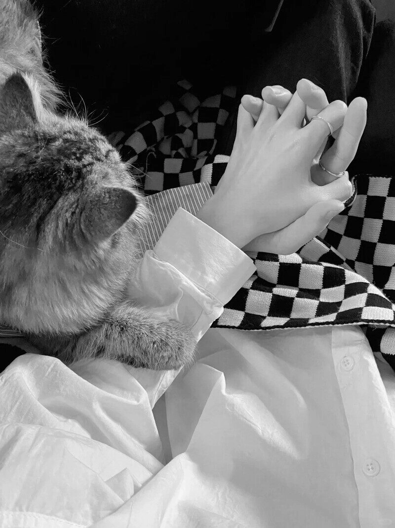 ảnh nắm tay đen trắng, ảnh nắm tay đeo nhẫn