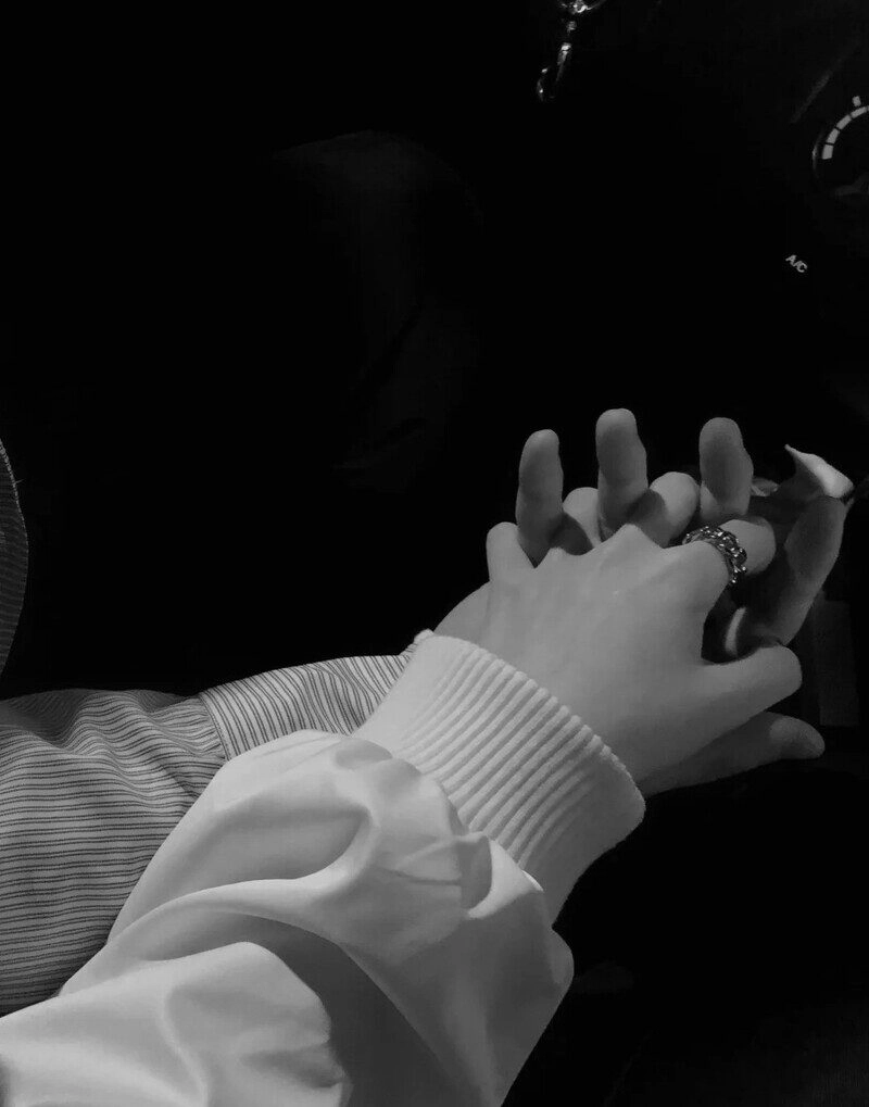 ảnh nắm tay đen trắng, ảnh nắm tay đeo nhẫn