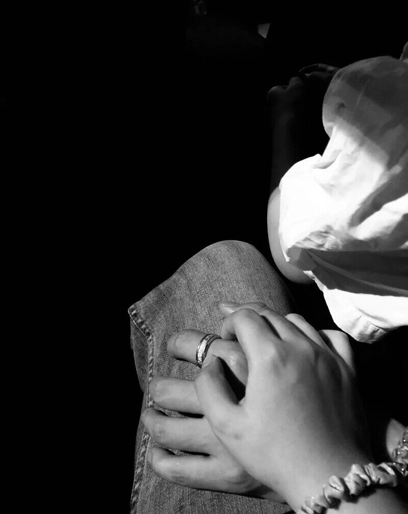 ảnh nắm tay đen trắng, ảnh nắm tay đeo nhẫn