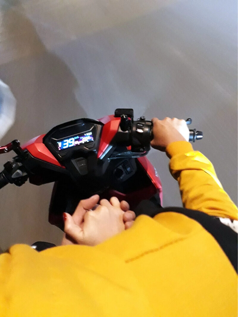 ảnh nắm tay trên xe máy