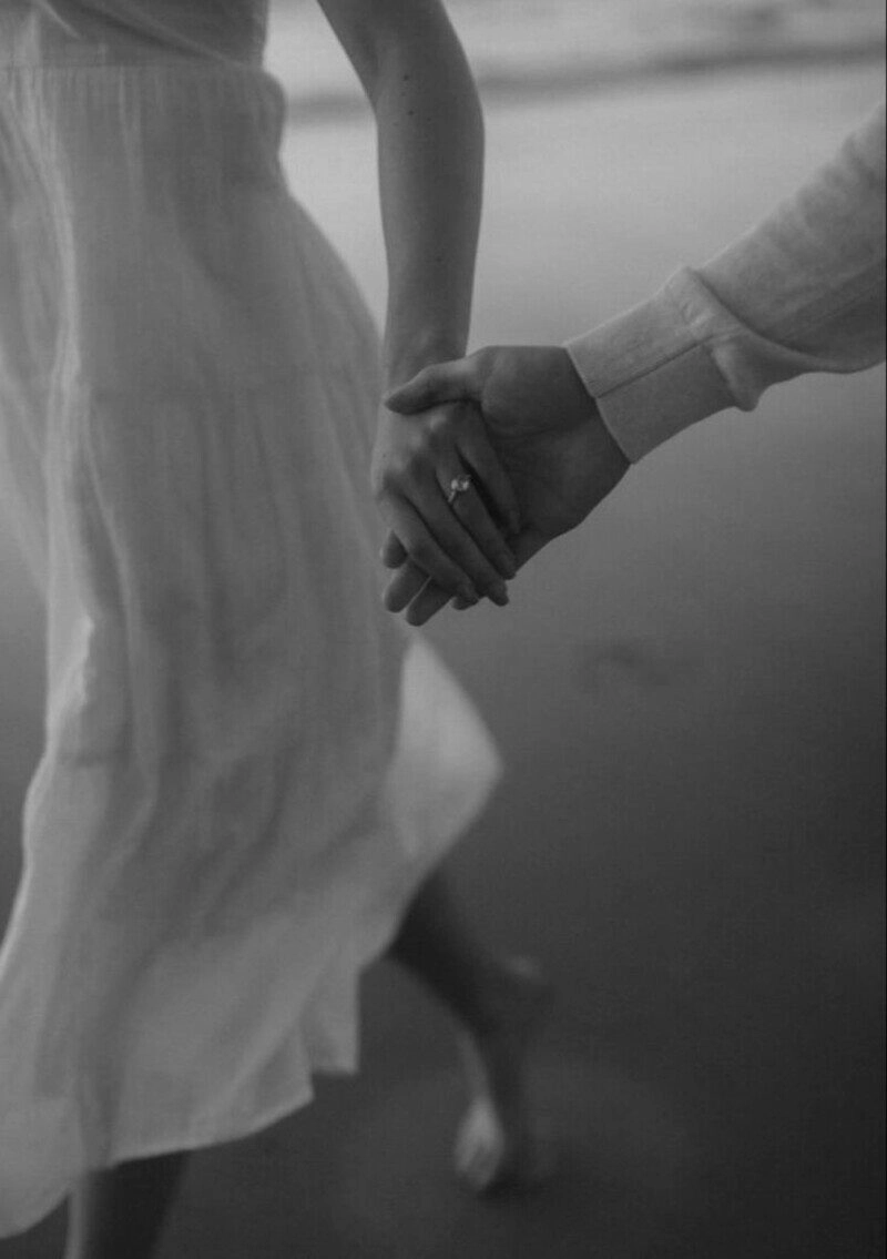 ảnh nắm tay đẹp đen trắng, ảnh nắm tay với người yêu