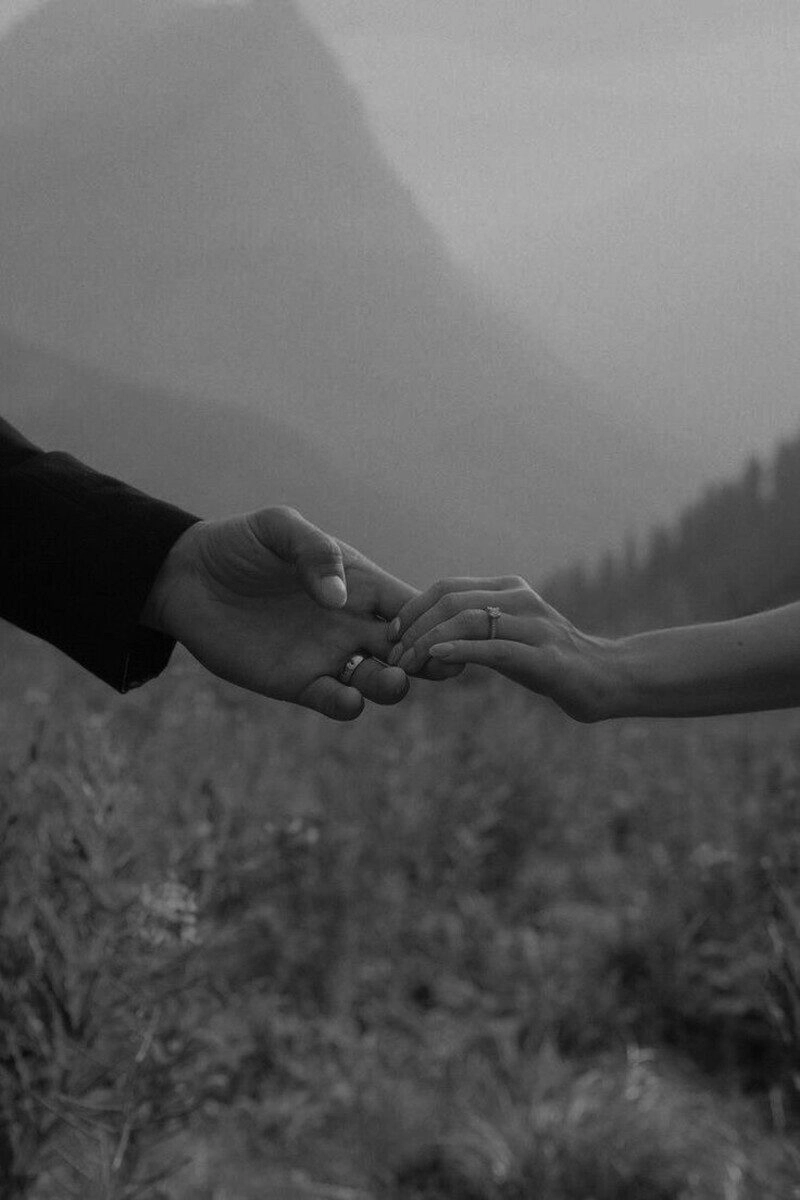 ảnh nắm tay đẹp đen trắng, ảnh nắm tay với người yêu