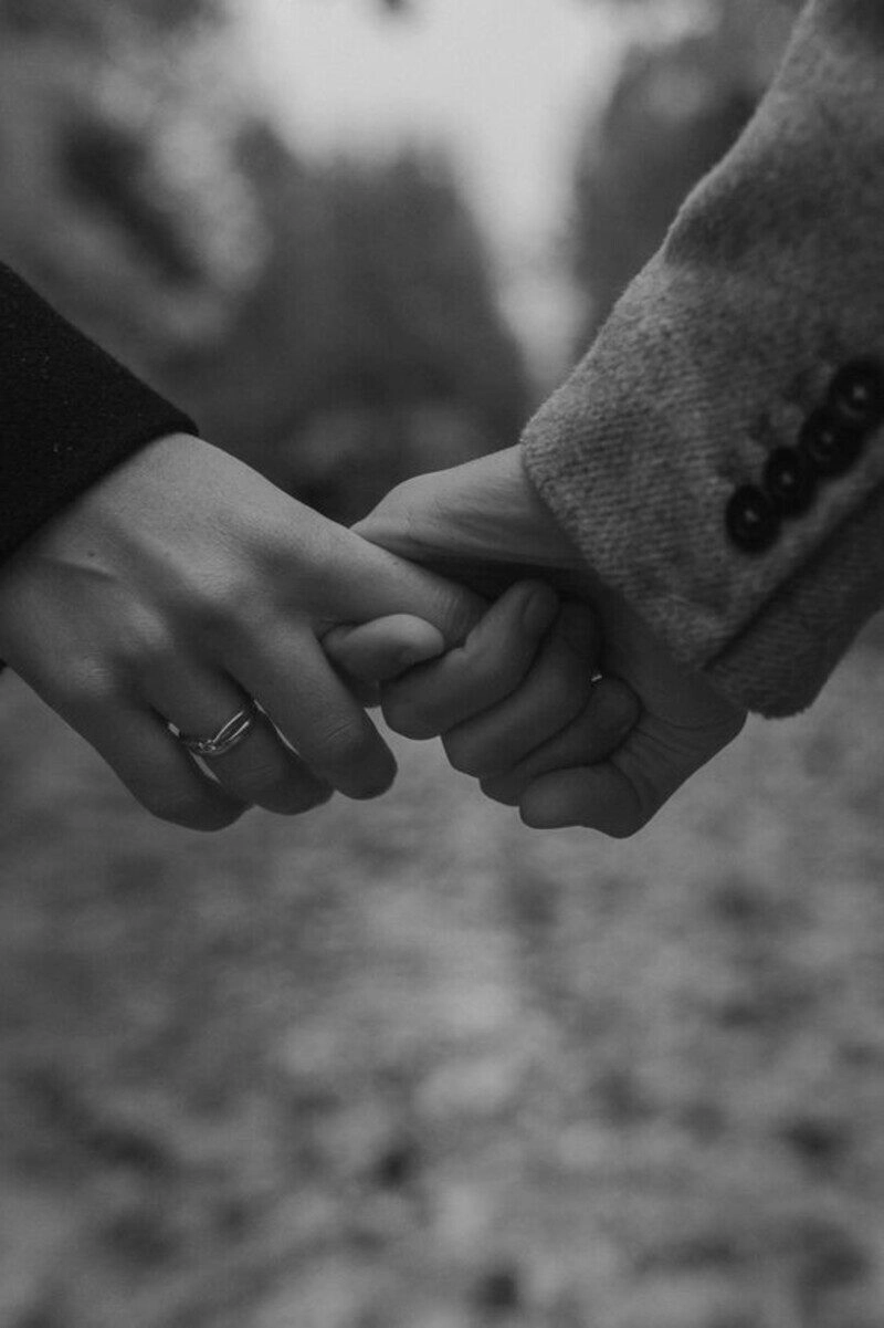 ảnh nắm tay đẹp đen trắng, ảnh nắm tay với người yêu