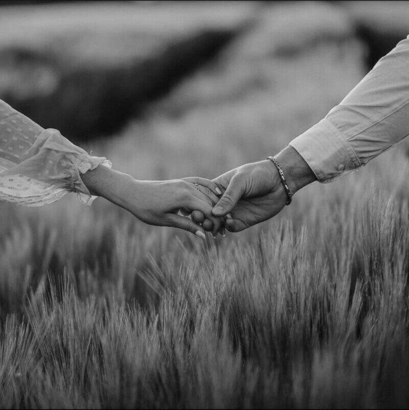 ảnh nắm tay đẹp đen trắng, ảnh nắm tay với người yêu
