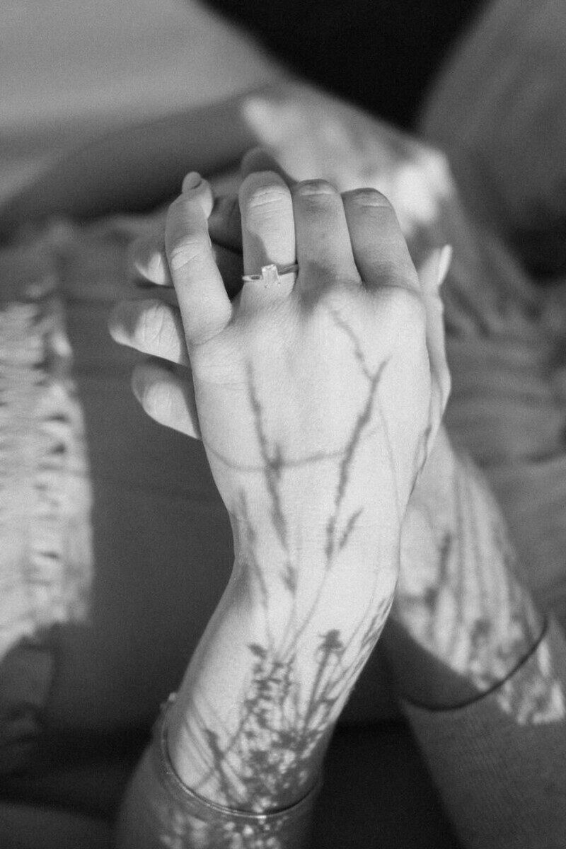 ảnh nắm tay đẹp đen trắng, ảnh nắm tay với người yêu