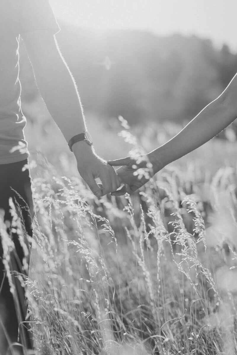 ảnh nắm tay đẹp đen trắng, ảnh nắm tay với người yêu