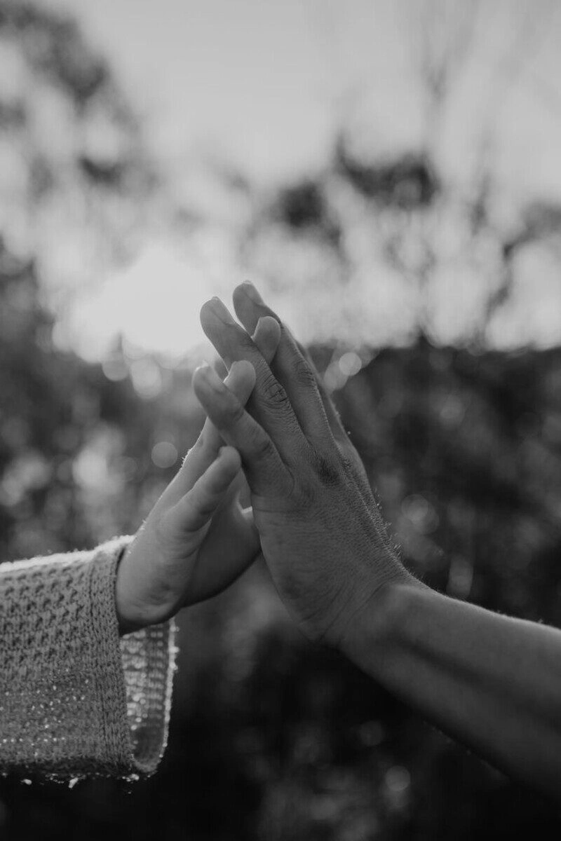 ảnh nắm tay đẹp đen trắng, ảnh nắm tay với người yêu