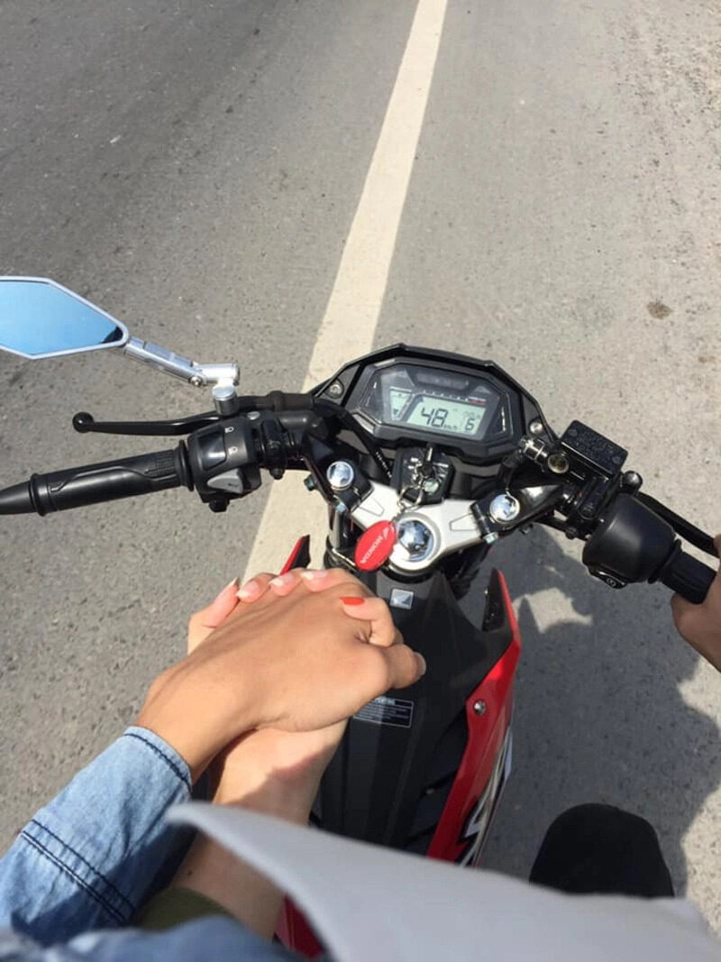 ảnh nắm tay trên xe máy