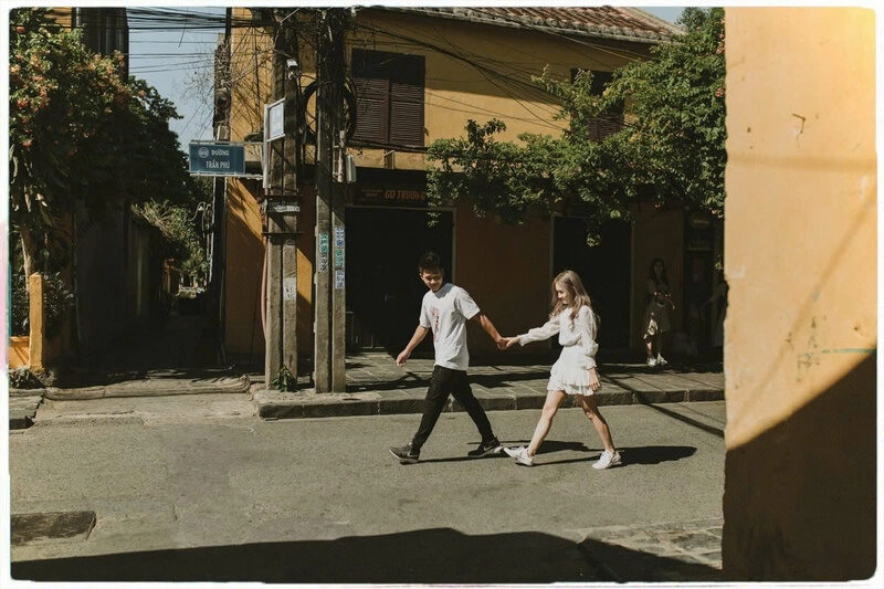 Hình nắm tay người yêu đi dạo phố