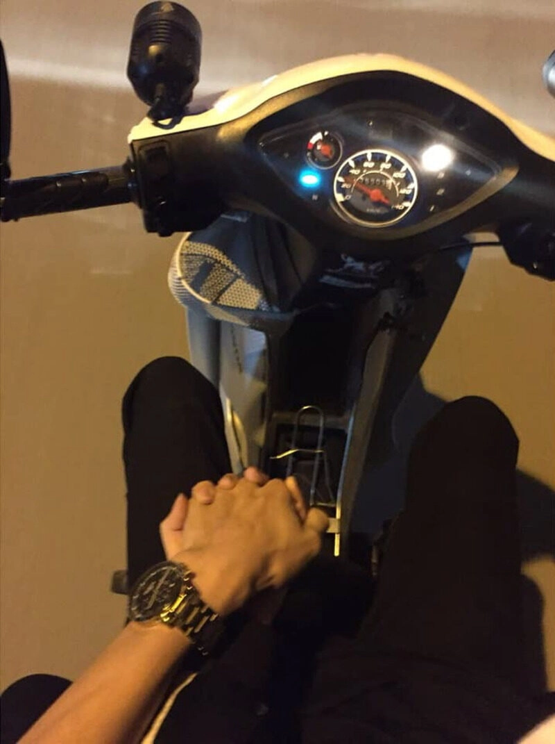 ảnh nắm tay trên xe máy