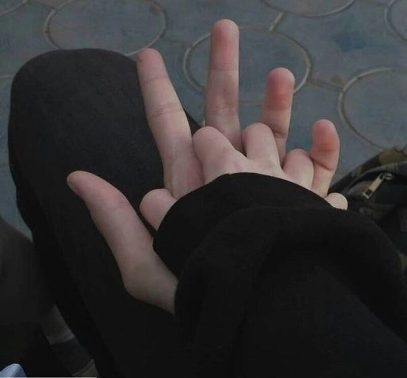 ảnh nắm tay trên xe máy