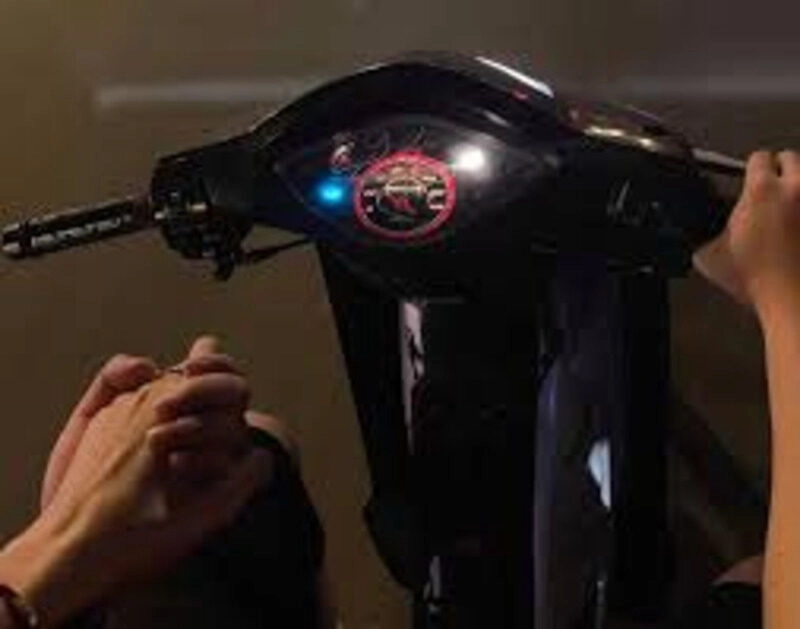 ảnh nắm tay trên xe máy